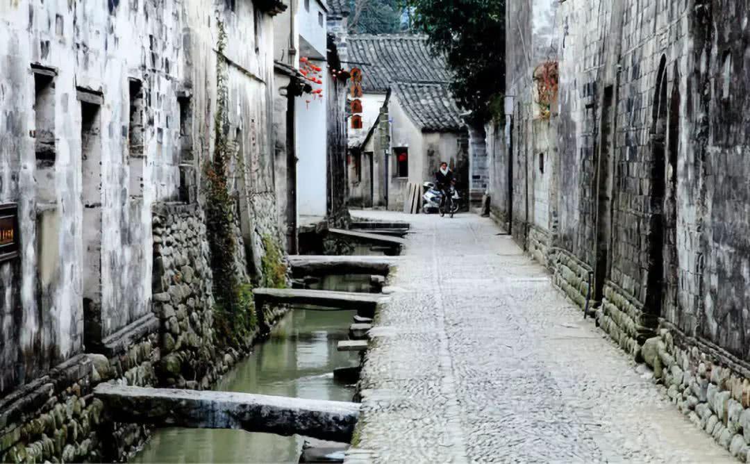 逃离废弃的建筑